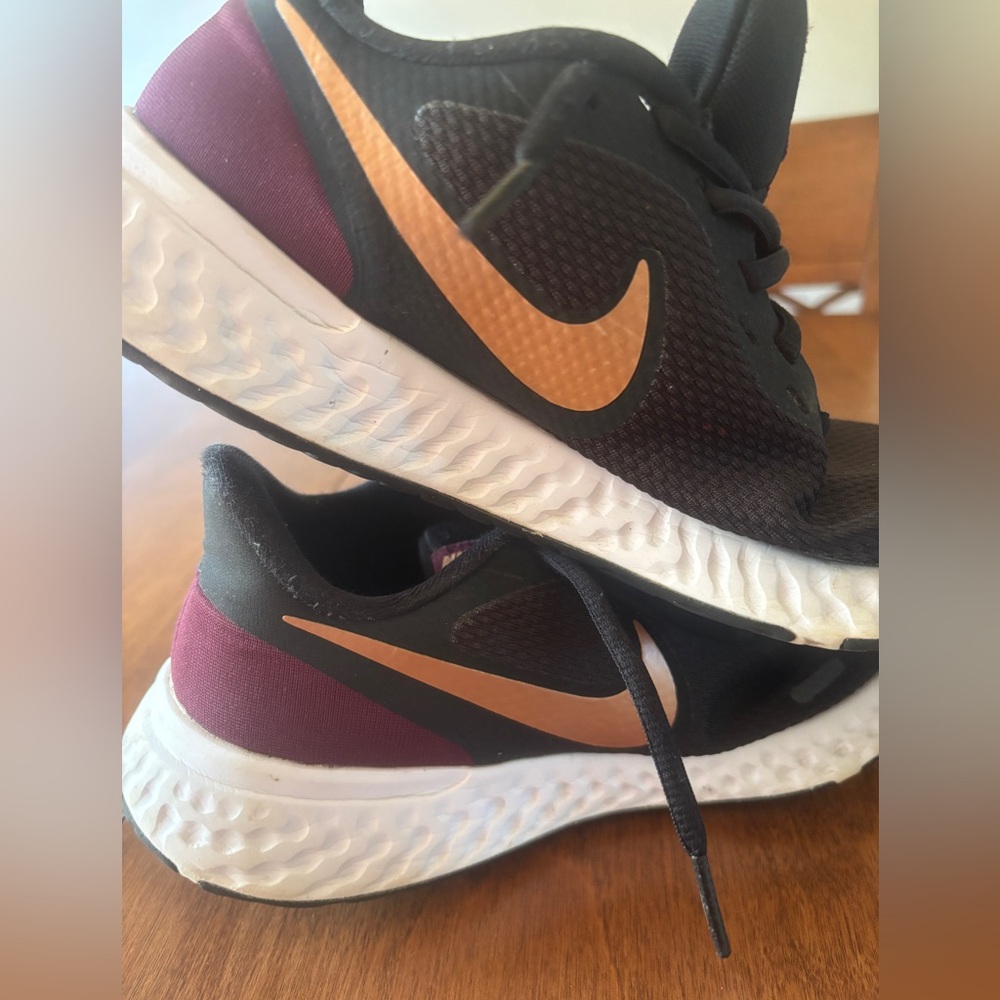 Nike revolution, five black metallic sneakers
